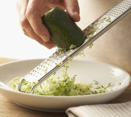 Ralla el calabacín sin quitarle la piel