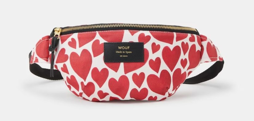 Rinonera reciclada con unico bolsillo y correa ajustable de estampado corazones rojos Merca2.es