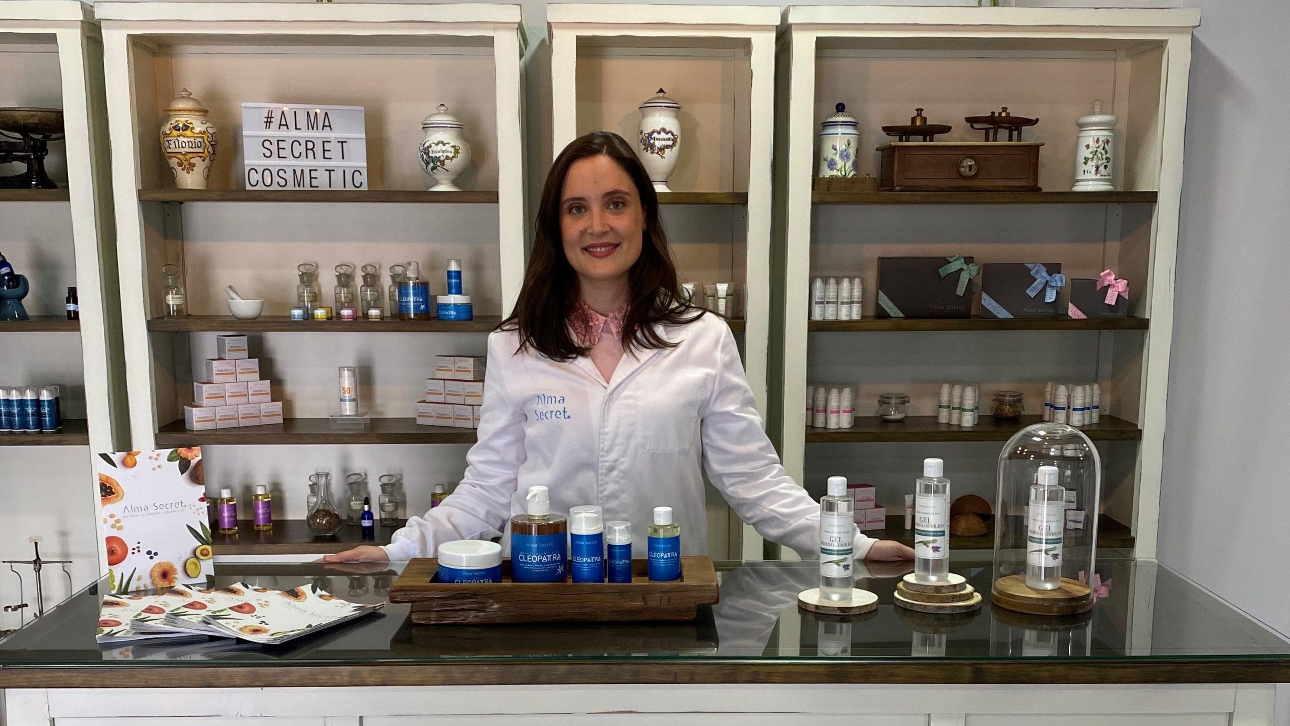 Alma Secret bate récord de ventas con su champú Shikakai en formato sólido