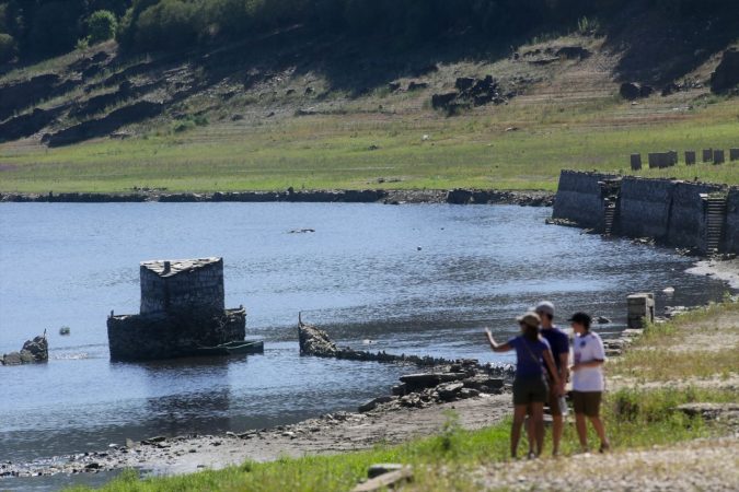 Ruinas descubiertas al bajar el nivel de un embalse