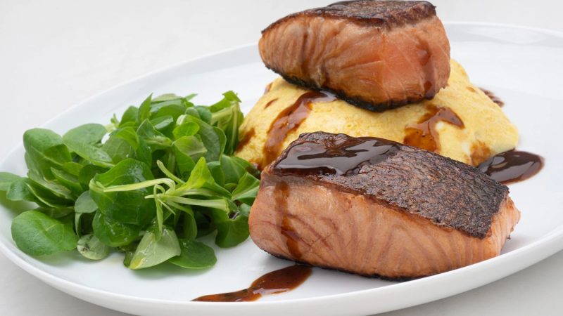 Cocina un increíble salmón de la mano de Karlos Arguiñano 13 Merca2.es Salmon marinado con tortilla Merca2.es