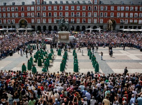 Semana Santa Tamborileros, con túnicas verdes, en la Plaza Mayor durante la tamborrada del Domingo de Resurrección, a 17 de abril de 2022, en Madrid (España)