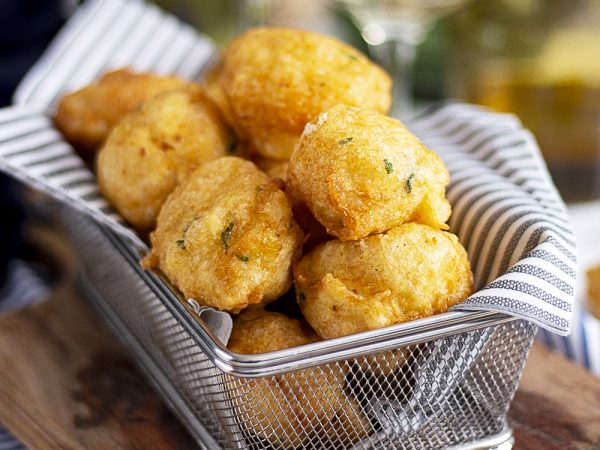 Fritura de los buñuelos de Semana Santa