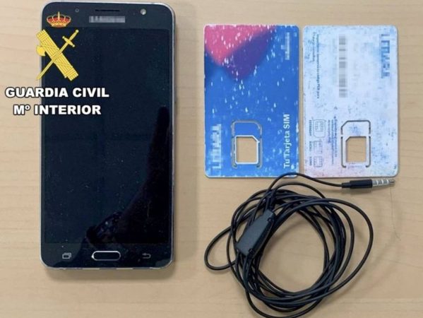 Smartphone, tarjetas SIM y auricular incautados al infractor