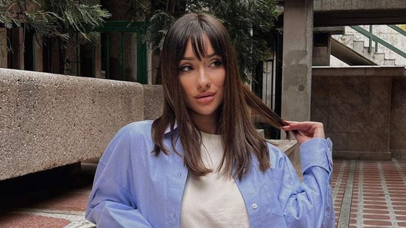 Adara le explica su experiencia a su madre