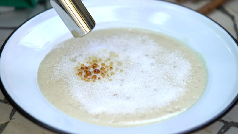 Usa un soplete de cocina para quemar el azúcar