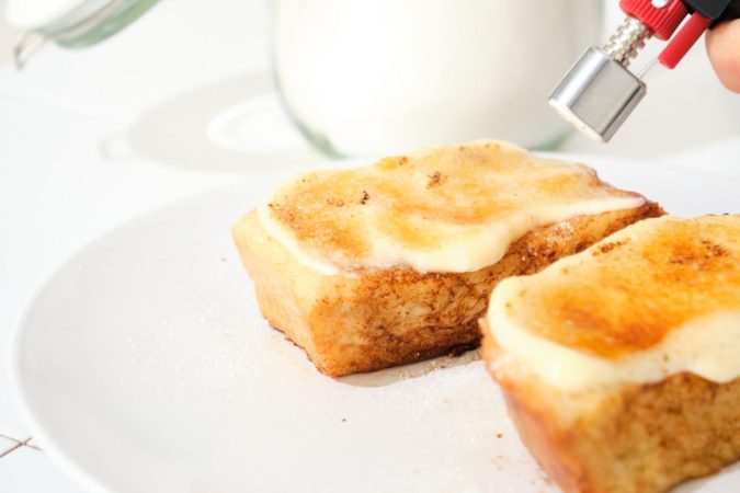 Usa un soplete para caramelizar las torrijas