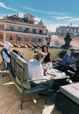 Victoria Federica y sus amigas en su alojamiento en Roma