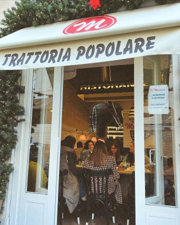 Victoria Federica y sus amigas en una trattoria