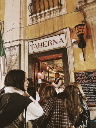Victoria Federica y sus amigas recorriendo Roma