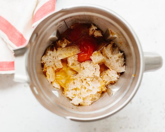 Vierte en la trituradora el pan y los condimento