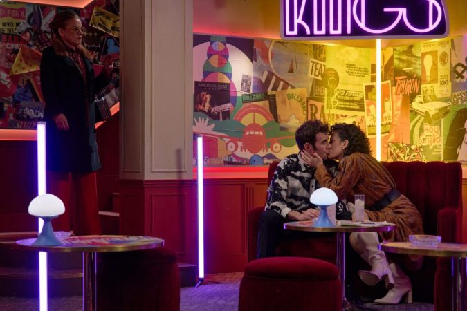 Visi ve a Hugo y Úrsula besándose