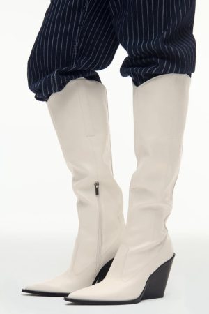 Bota alta tacón piel de Zara