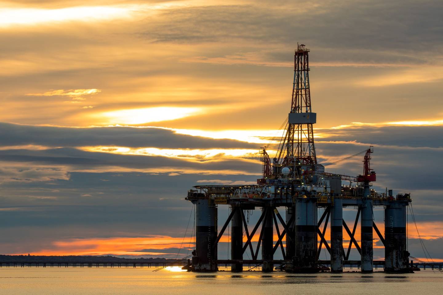 El petróleo Brent se dispara un 4% tras los ataques en el estrecho de Ormuz y dispara la inflación esperada en Occidente