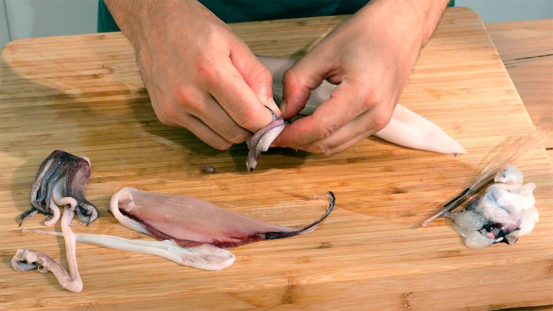 ¿Cómo limpiar los calamares enteros?