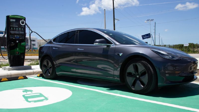 coche electrico cargando 2 Merca2.es