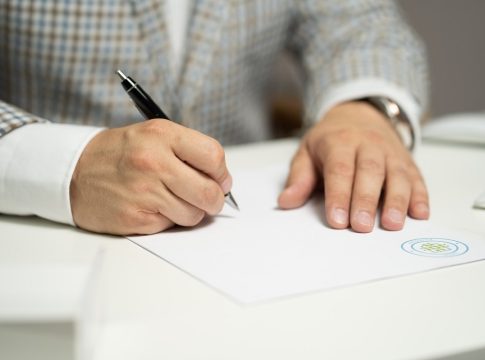 firmar documento manos