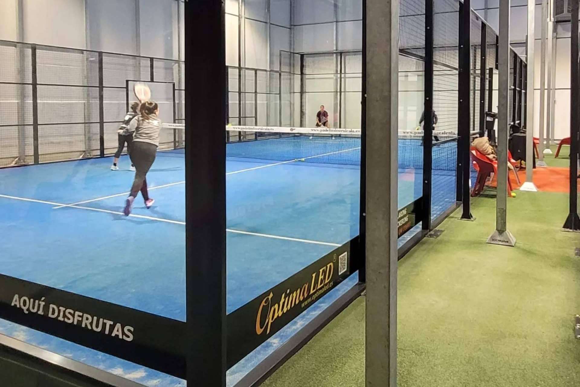 Padel Indoor Alcalá elige los proyectores ProTour Asimétricos de Óptima LED
