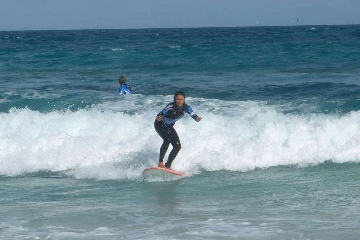 Poseidón Surf Academy recalca la importancia de aprender a surfear en una escuela