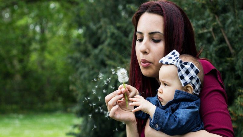 Pasos para pedir la ayuda del Gobierno para amas de casa 15 Merca2.es madre Merca2.es