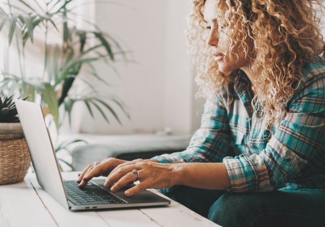 Pasos para pedir la ayuda del Gobierno para amas de casa 14 Merca2.es ordenador Merca2.es