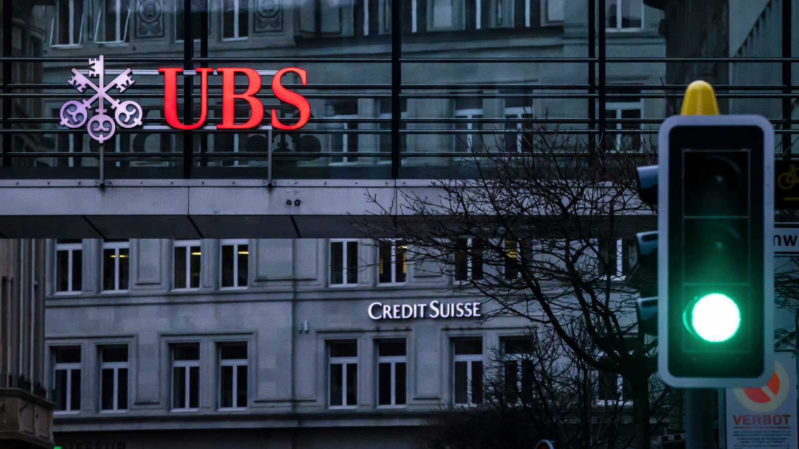 Demandan a UBS por considerar bajo el precio pagado por Credit Suisse