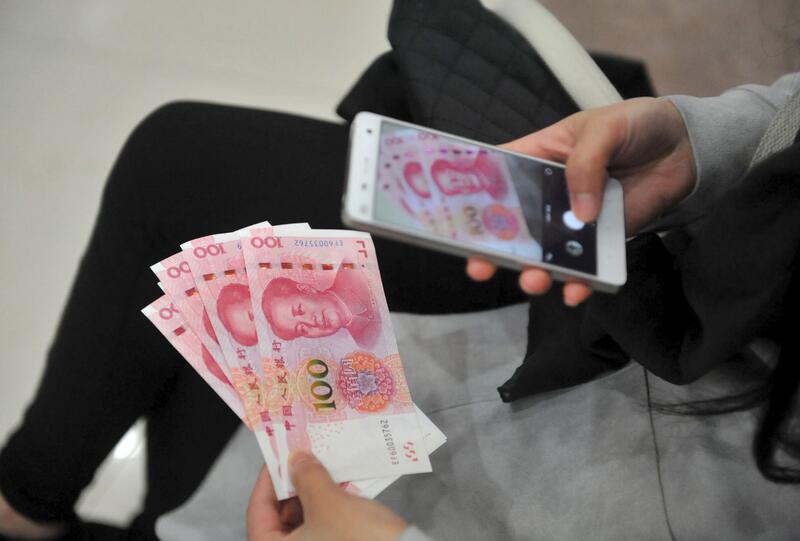 El yuan chino desplazó por primera vez en febrero al dólar como divisa más intercambiada en Rusia