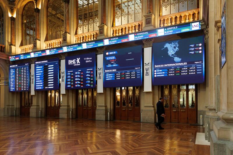 El Ibex 35 sube un 0,2% en la media sesión y se mantiene en los 9.300 enteros