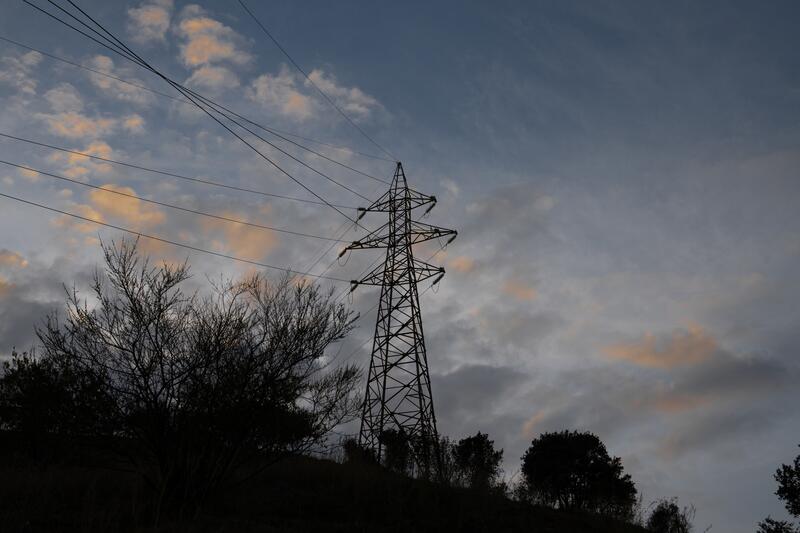 El precio de la luz baja un 1,2% este martes, hasta los 90,95 euros/MWh
