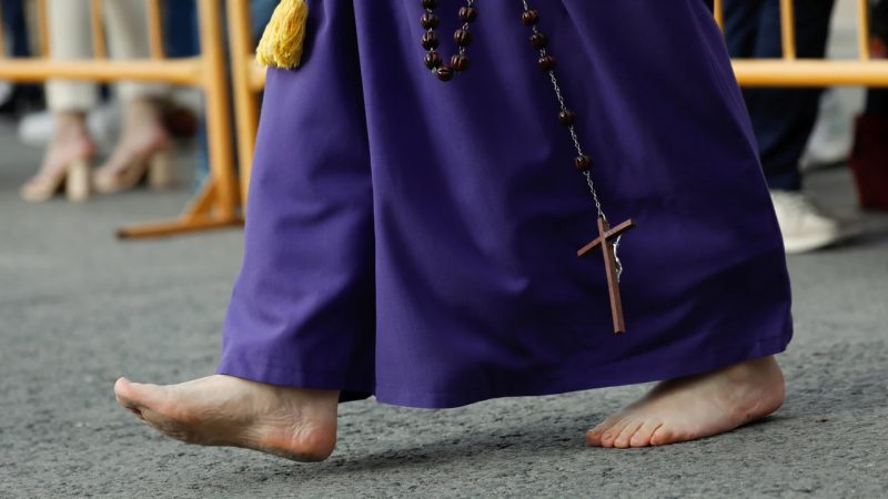 Algunos nazarenos prefieren ir descalzos como penitencia