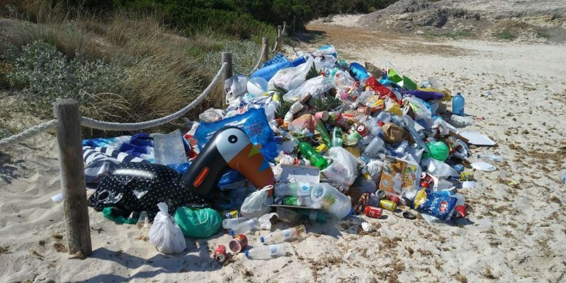 Basura en la playa de Palma Merca2.es