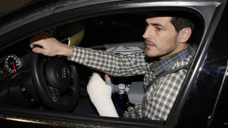 La DGT te multaría si lo hicieras como Iker Casillas 61 Merca2.es Casillas conduciendo con escayola