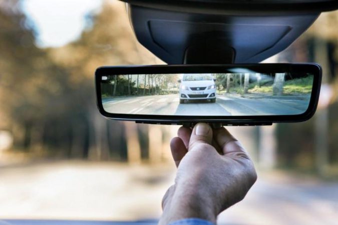 Coche reflejado en retrovisor interior