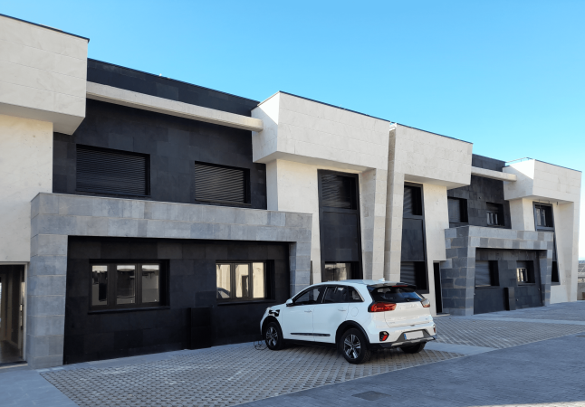 Coche elctrico cargando en una Casa Geosolar de Carbono Positivo en Boadilla del Monte 1 Merca2.es