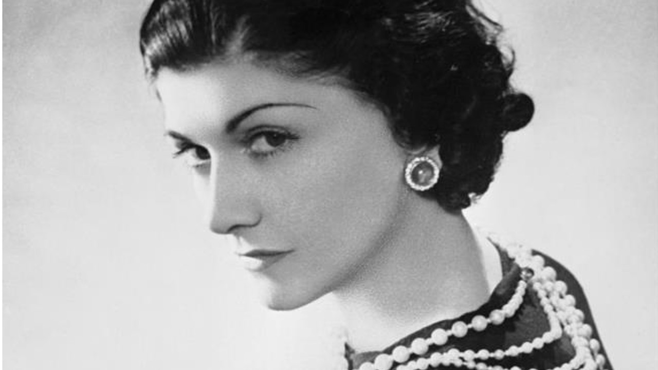 Coco Chanel: como llegó a fundar la marca de moda más conocida del mundo 1 Merca2.es Coco Chanel: Una vida de pasión por la moda