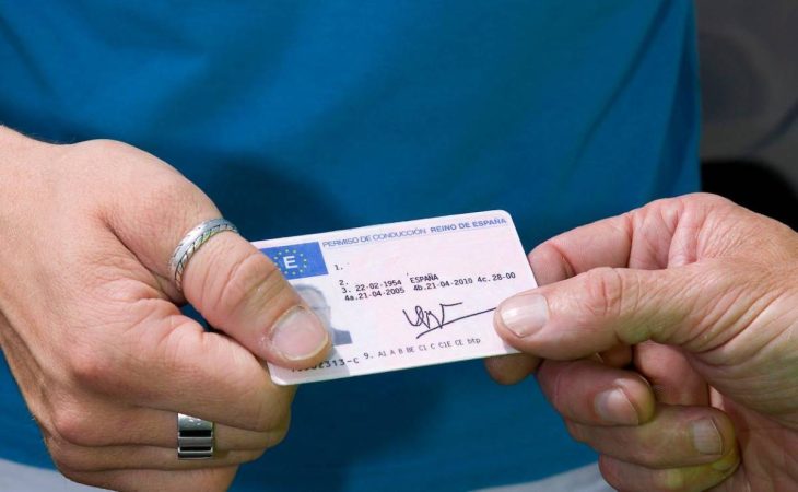 Comprar un carnet de conducir es un delito