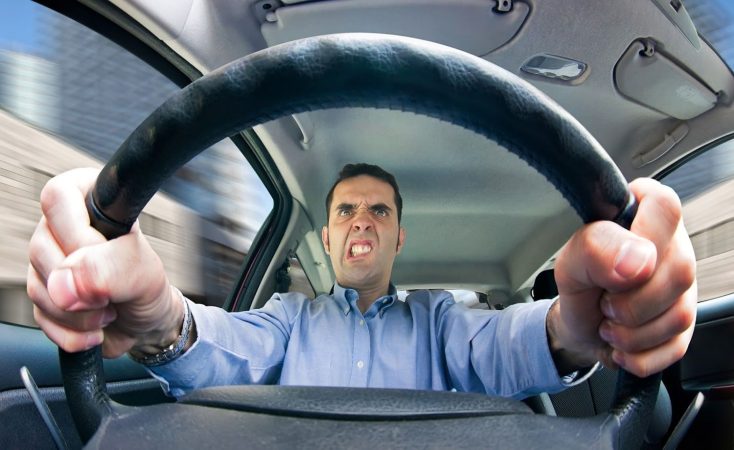 La DGT te multaría si lo hicieras como Iker Casillas 66 Merca2.es Conducción temeraria