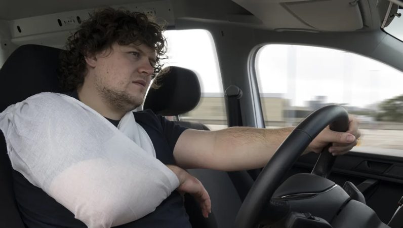 La DGT te multaría si lo hicieras como Iker Casillas 63 Merca2.es Conductor con cabestrillo Merca2.es