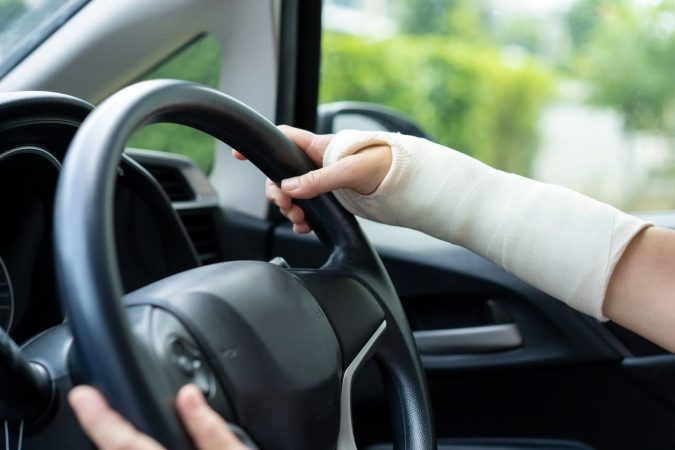 La DGT te multaría si lo hicieras como Iker Casillas 65 Merca2.es Conductor con escayola