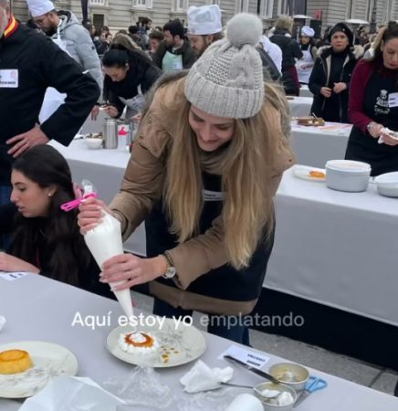 Cris Ortiz preparando un tocino de cielo