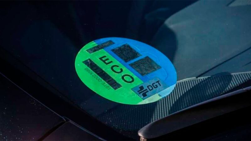 ¿Para qué sirve la pegatina V-26 de la DGT?