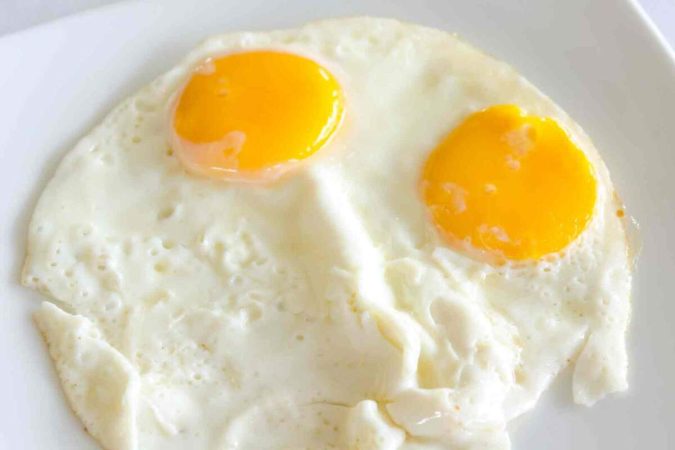 El huevo ya en la sartén caliente