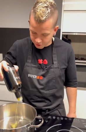 Dabiz Muñoz cierra el debate sobre el aceite y cocer pasta 83 Merca2.es Dabiz Muñoz añadiendo aceite a la pasta