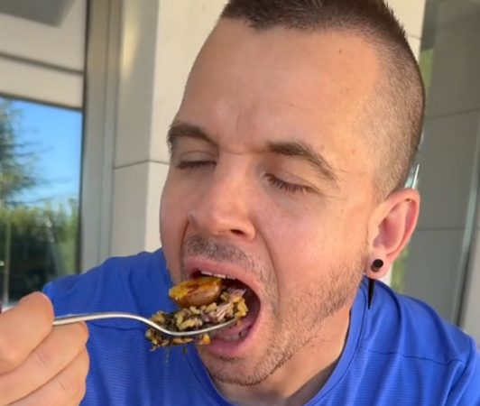 Dabiz Muñoz degusta su paella gallega