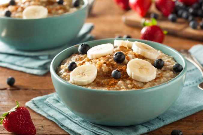 El porridge de avena: una receta versátil y con fans cada vez más numerosos que ayuda a dormir bien