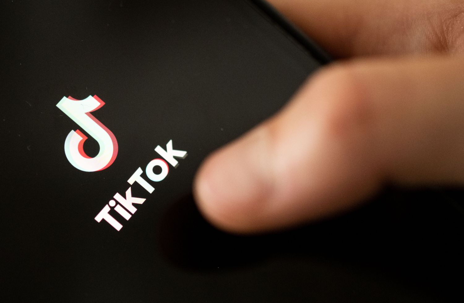 TikTok suma dos controversias en Reino Unido y Australia en un año de caos para la red social