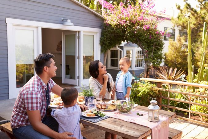 Familia disfrutando de su jardín