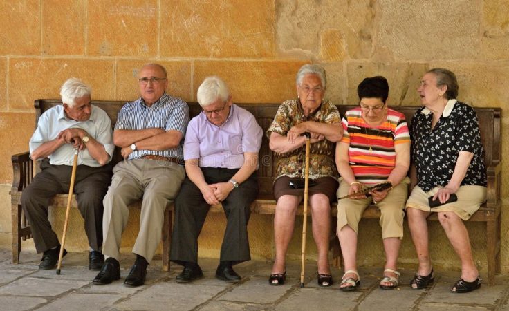 Grupo de ancianos en España