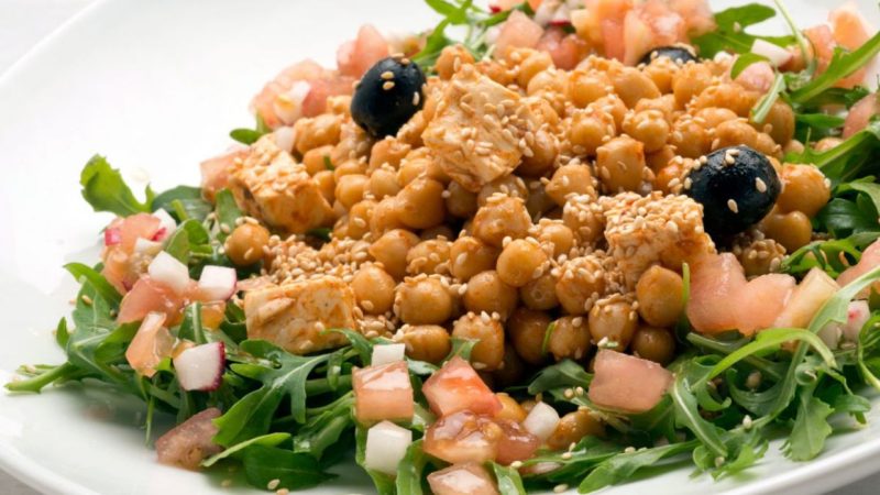 Elaboración de la ensalada de garbanzos y rúcula de Karlos Arguiñano