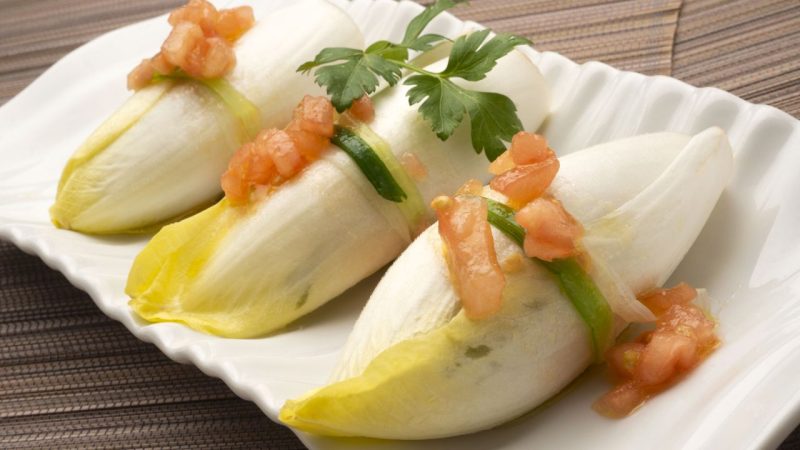 Elaboración de las endibias rellenas de judías verdes y bacalao de Karlos Arguiñano